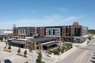 East Building in Wauwatosa, WI - Foto de edificio - Building Photo