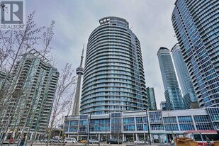 218 Queens Quay W in Toronto, ON - Building Photo