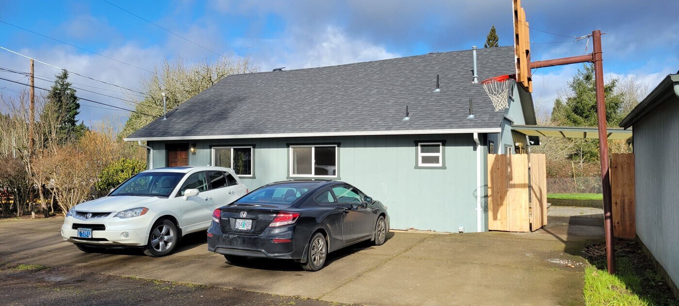 1217 Goucher St in Amity, OR - Building Photo