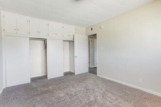 Le Chateau Apartments in Lynwood, CA - Foto de edificio - Building Photo