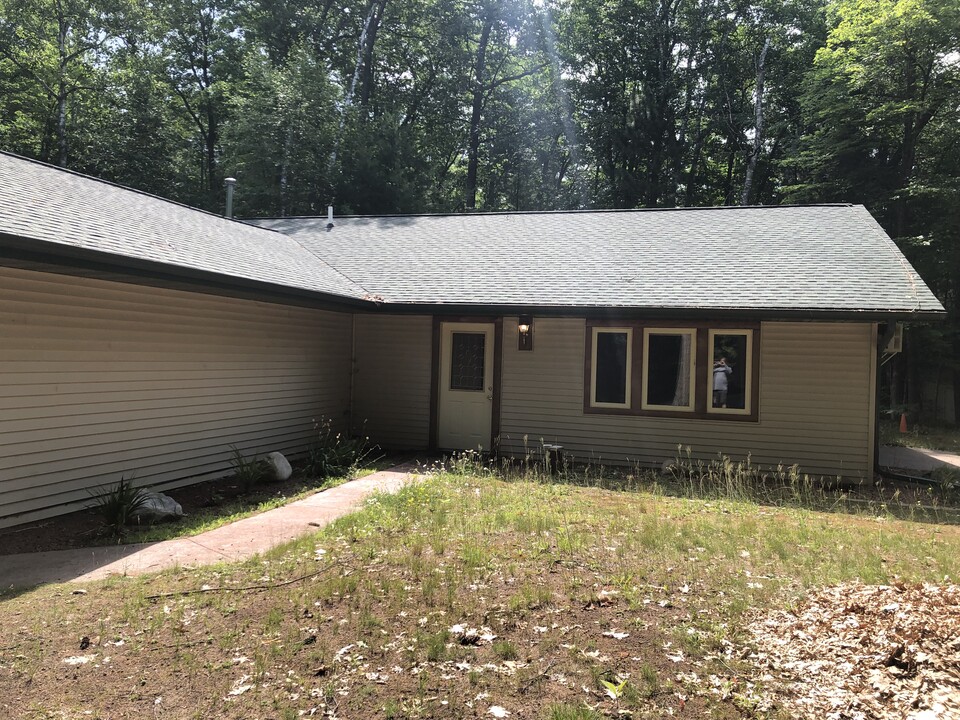 637 Spruce Holw in Eagle River, WI - Foto de edificio
