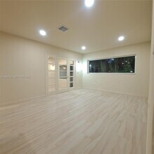 5840 SW 51st St in Miami, FL - Building Photo - Building Photo