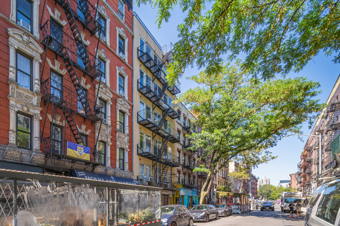 120 Saint Marks Place in New York, NY - Building Photo