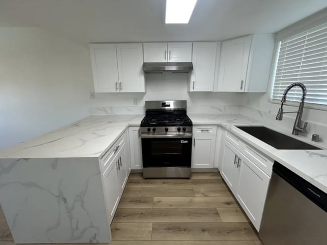 10237 Tujunga Canyon Blvd in Los Angeles, CA - Building Photo - Building Photo