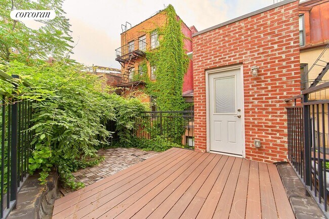 226 W 13th St in New York, NY - Building Photo - Building Photo
