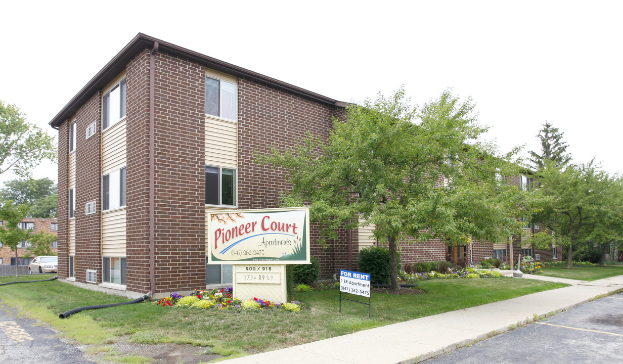 Pioneer Court Apartments in Waukegan, IL - Building Photo