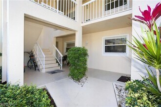 717 Landover Cir in Naples, FL - Foto de edificio - Building Photo