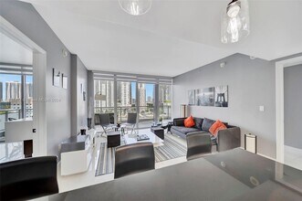 92 SW 3rd St, Unit # 3606 in Miami, FL - Building Photo - Building Photo