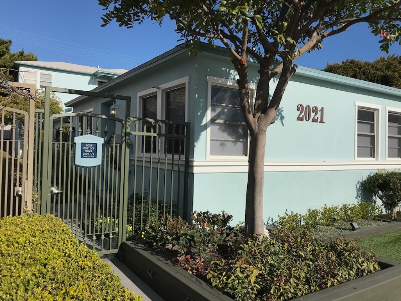 2021 Ocean Park Pl N in Santa Monica, CA - Building Photo