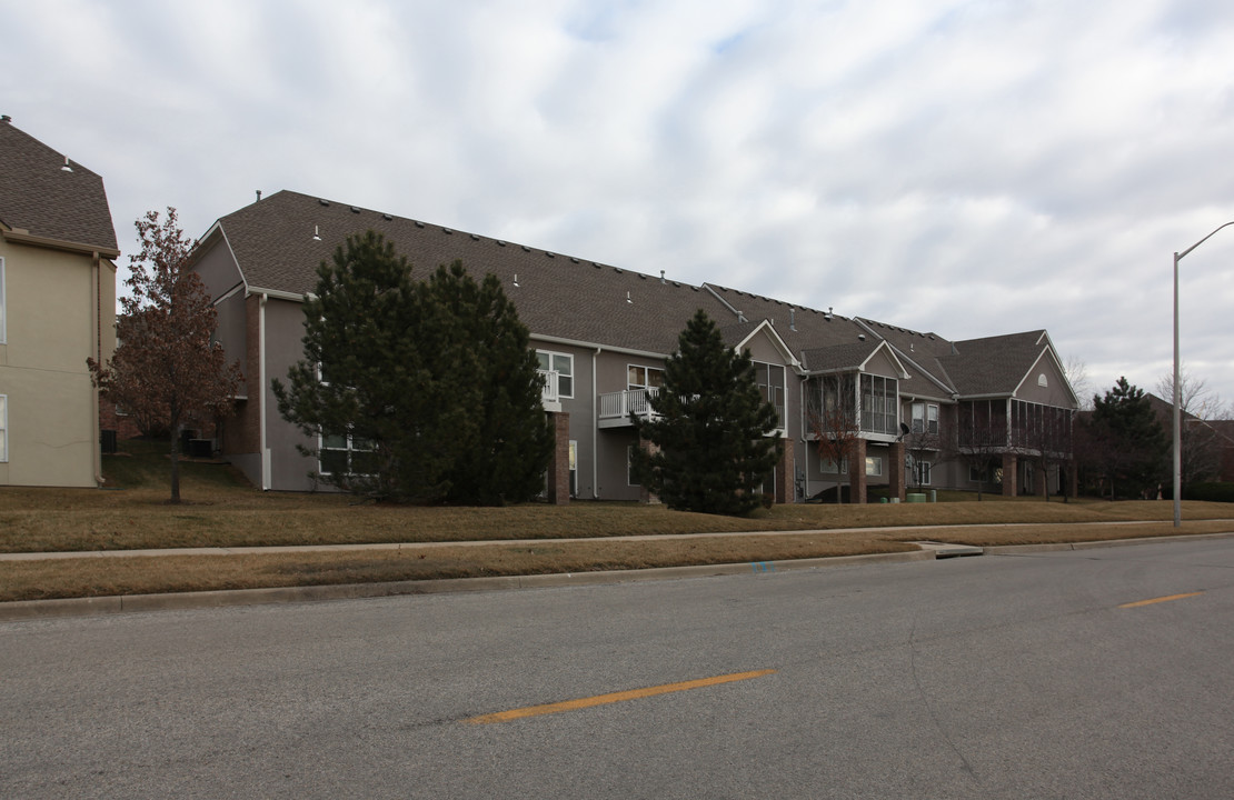 Village at Deer Creek in Overland Park, KS - Foto de edificio