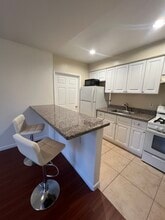 1950 S Bentley Ave in Los Angeles, CA - Building Photo - Building Photo