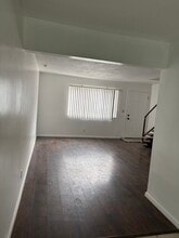 1639 W 80th St, Unit Rear unit in Los Angeles, CA - Building Photo - Building Photo