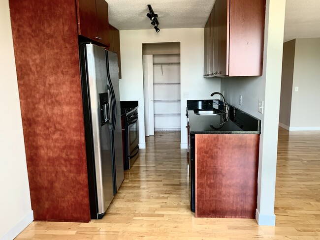 2800 W 44th St, Unit 509 in Minneapolis, MN - Building Photo - Building Photo