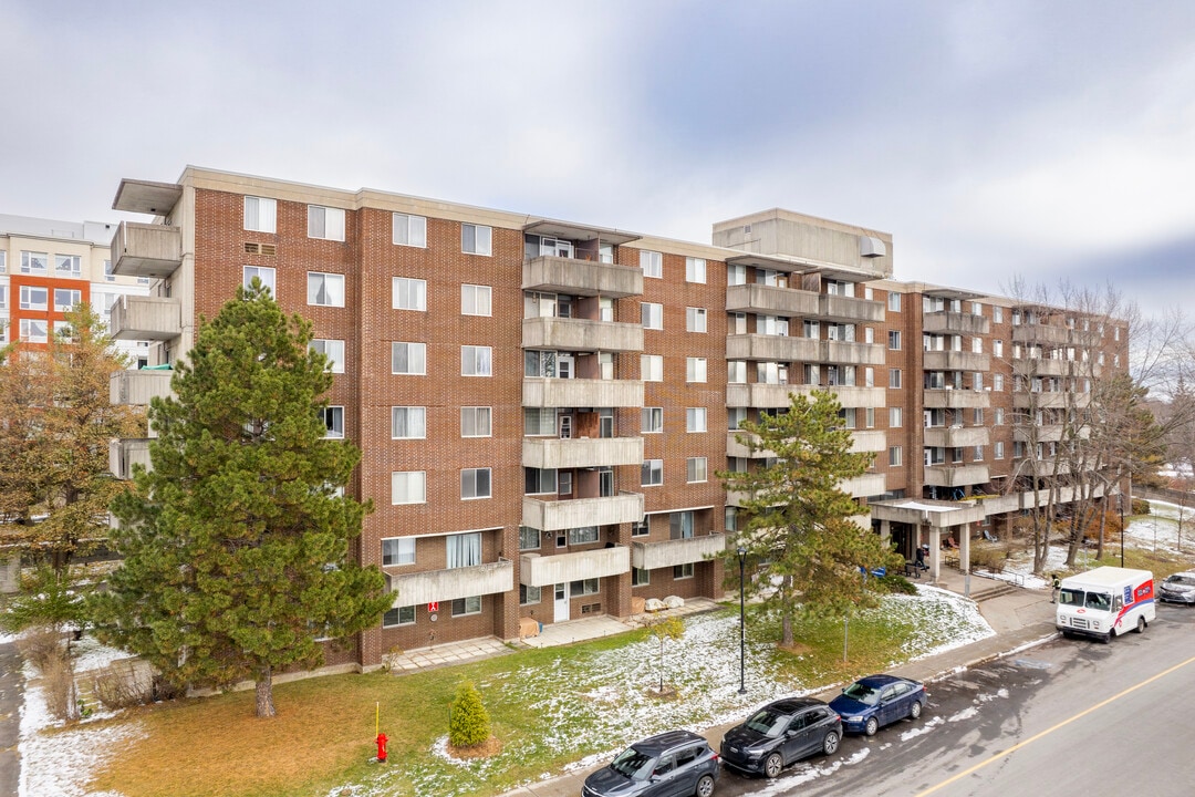 111 Bruce Rue in Kirkland, QC - Building Photo