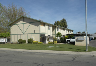 1525-1545 Escalon Ave in Clovis, CA - Building Photo - Building Photo