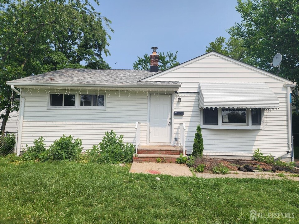 70 Schuyler Dr in Edison, NJ - Building Photo
