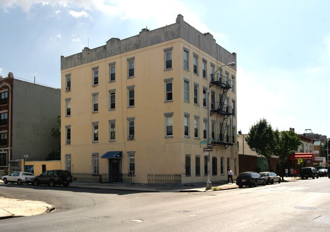 2 Pulaski St in Brooklyn, NY - Building Photo - Building Photo