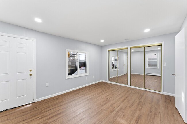 16 W 10th St in Bayonne, NJ - Building Photo - Building Photo