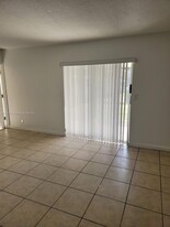 1100 NE 1st Ct in Hallandale Beach, FL - Building Photo
