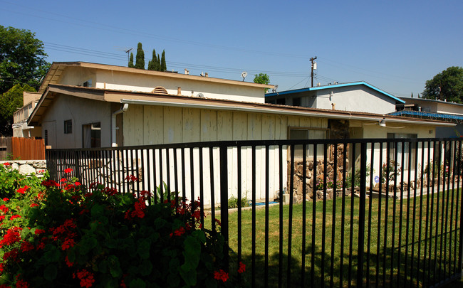 851 N Vineyard Ave in Ontario, CA - Building Photo - Building Photo