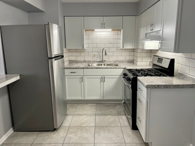 1827 N 43rd Ave, Unit 10 in Stone Park, IL - Building Photo - Building Photo