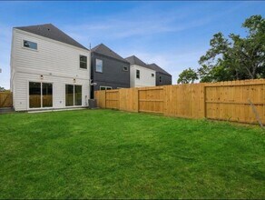 7418 Maxroy St in Houston, TX - Foto de edificio - Building Photo