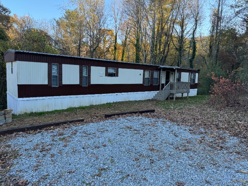 655 Holbert Rd in Hendersonville, NC - Building Photo