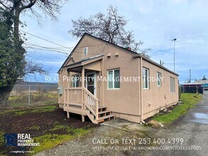 8420 S Tacoma Way in Lakewood, WA - Foto de edificio - Building Photo