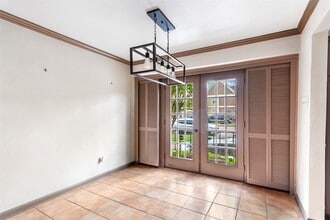 2744 Briarhurst Dr in Houston, TX - Building Photo - Building Photo