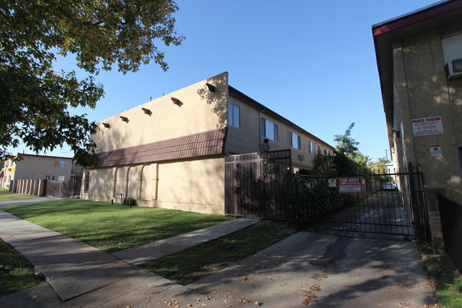 20446 Saticoy St in Winnetka, CA - Building Photo - Building Photo