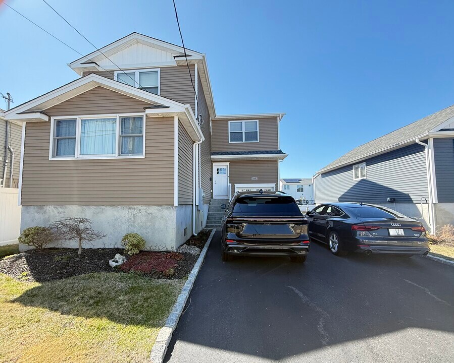 2568 Seminole Ave in Seaford, NY - Building Photo
