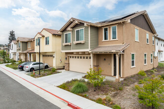 CrestWood at Valencia in Pomona, CA - Foto de edificio - Building Photo