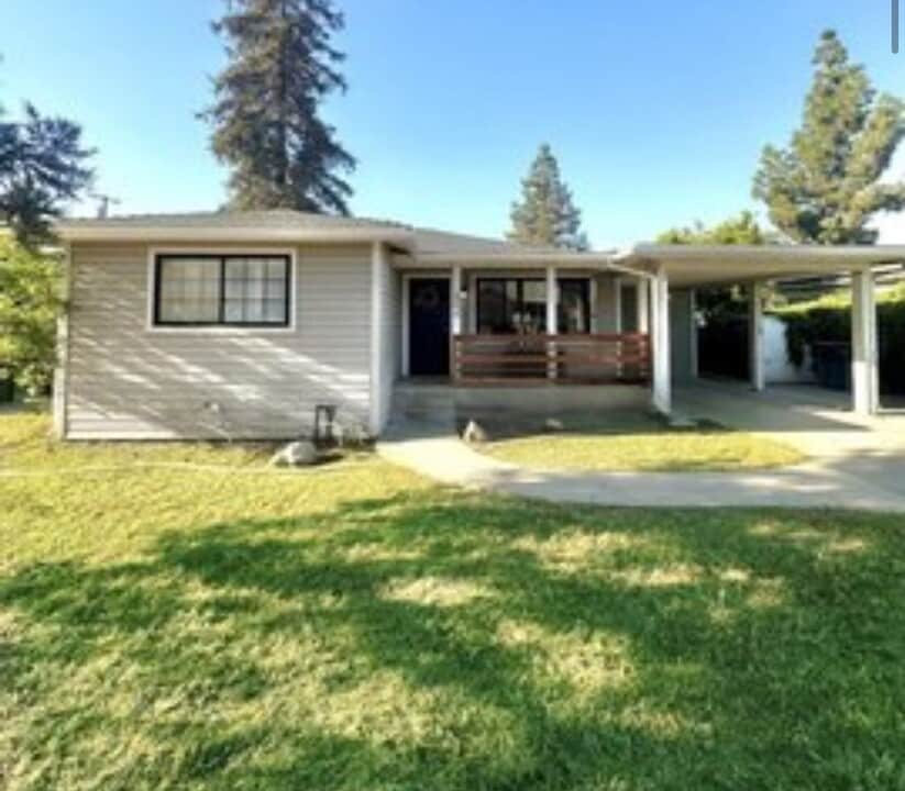 964 E Academy Ave in Tulare, CA - Foto de edificio