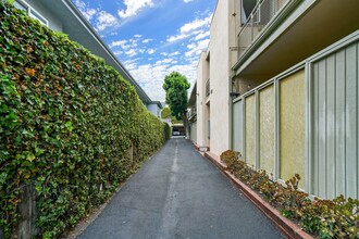 11915 Goshen Ave in Los Angeles, CA - Building Photo - Building Photo