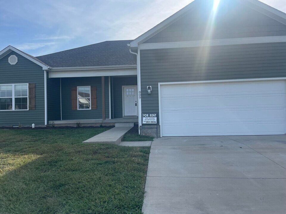 809 Alpine Pine St in Bowling Green, KY - Building Photo