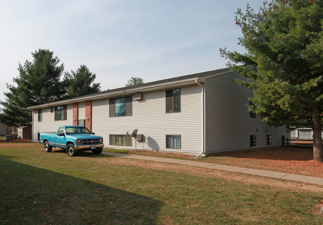 865 Helen St in Prescott, WI - Foto de edificio