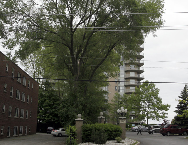 Lakepoint in Burlington, ON - Building Photo - Building Photo