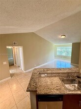 595 Vista Isles Dr in Plantation, FL - Building Photo - Building Photo
