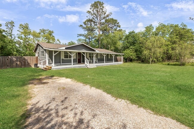 16766 Lake Cir in Conroe, TX - Building Photo - Building Photo