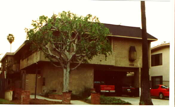 1333 S Bundy Dr in Los Angeles, CA - Building Photo