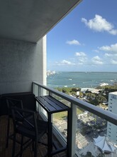 244 Biscayne Blvd, Unit 2407 in Miami, FL - Foto de edificio - Building Photo