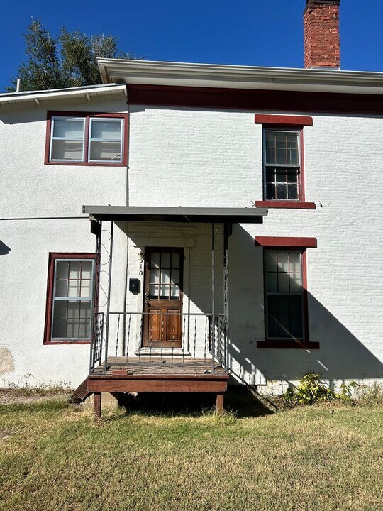 310 W 2nd St in Junction City, KS - Building Photo