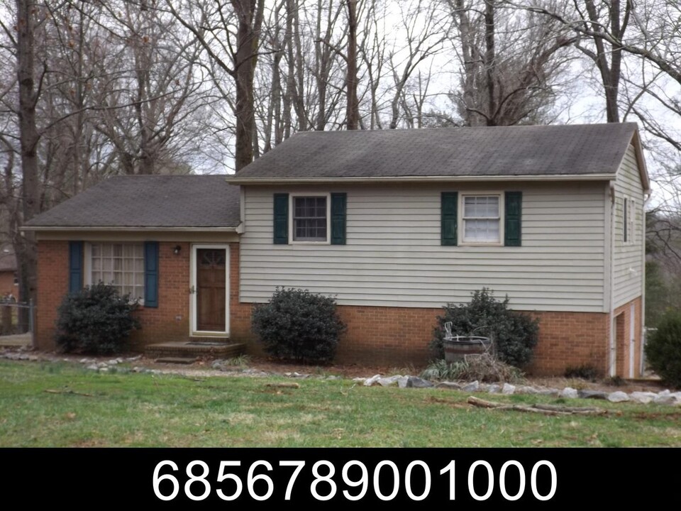 4090 Lamond Dr in Winston-Salem, NC - Building Photo