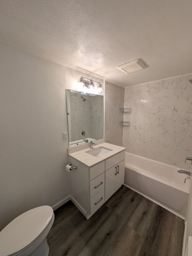 1420 Summers Ln in Klamath Falls, OR - Building Photo - Building Photo