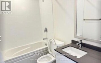 3270 Sheppard Ave E in Toronto, ON - Building Photo - Building Photo