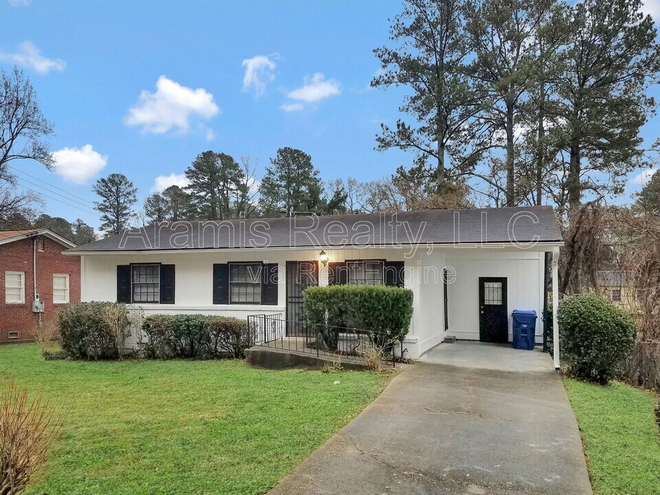2642 Santa Monica Dr NW in Atlanta, GA - Building Photo