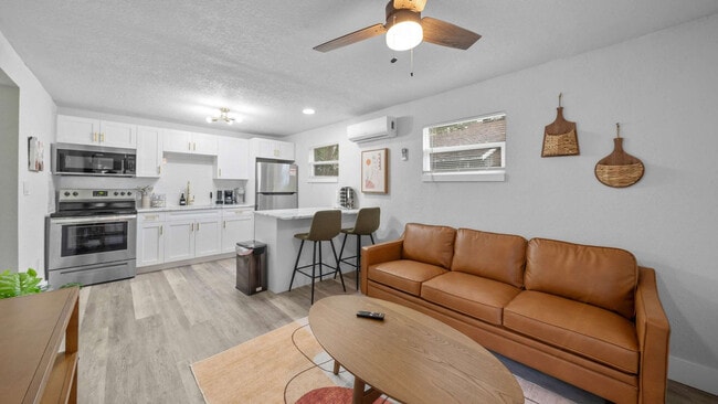 1007 E Comanche Ave