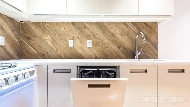 Ten Eyck Street, Unit 2A