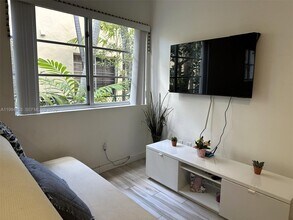 1560 Meridian Ave in Miami Beach, FL - Foto de edificio - Building Photo