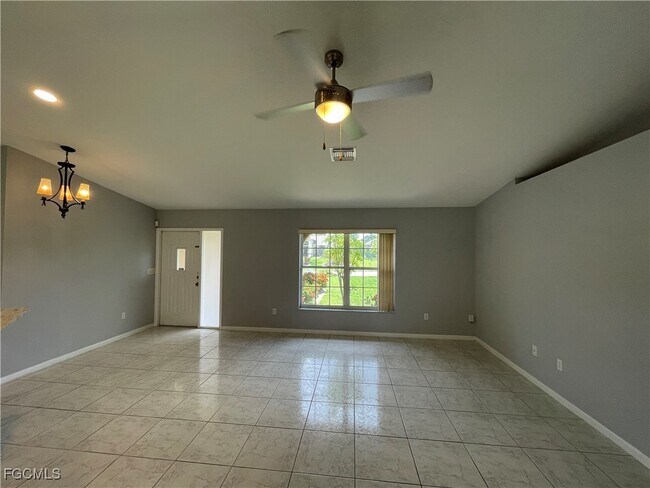 211 NE 7th Pl in Cape Coral, FL - Building Photo - Building Photo